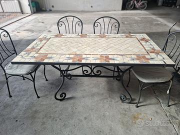 Tavolo in ferro e piastrelle e sedie