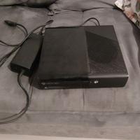 xbox 360 serie E  con alimentatore e  Joypad