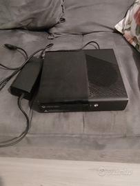 xbox 360 serie E  con alimentatore e  Joypad