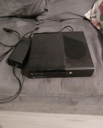 xbox 360 serie E  con alimentatore e  Joypad