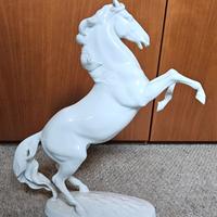 Cavallo arabo rampante, porcellana bianca smaltata