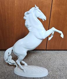 Cavallo arabo rampante, porcellana bianca smaltata