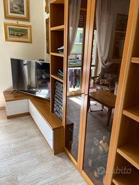 Parete attrezzata componibile con ante e vetrinett