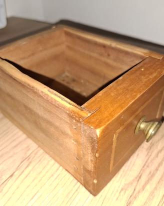 piccolo cassettino in legno