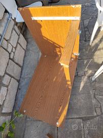 tanti pezzi di un mobile da cucina fatta a mano