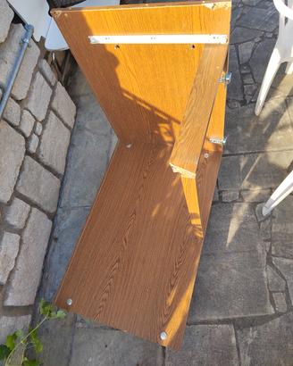 tanti pezzi di un mobile da cucina fatta a mano