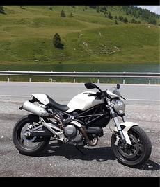 Moto ducati monster 696