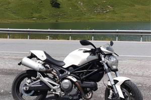 Moto ducati monster 696