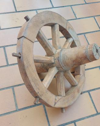 Antica ruota in legno al grezzo