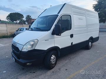 Furgone Iveco lungo 35s13 con ponte pneumatico