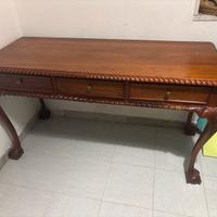 Scrivania classica in mogano intagliato, vintage