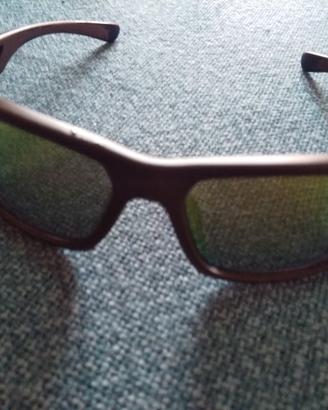 Occhiali con lenti a specchio colorate