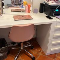 Scrivania bianca moderna con cassettiera