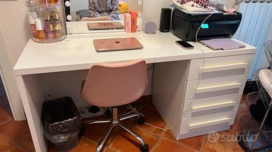 Scrivania bianca moderna con cassettiera