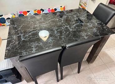 Tavolo moderno in vetro