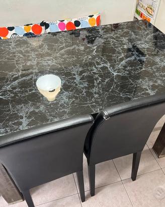 Tavolo moderno in vetro