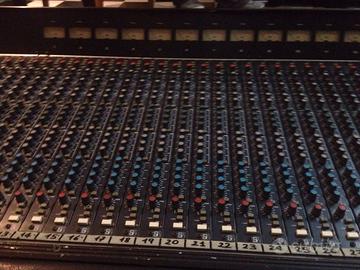 Mixer Soundcraft 500M da palco