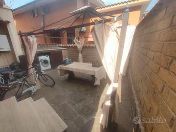Struttura gazebo con tendine laterali