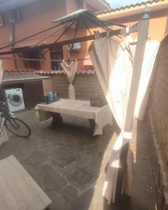 Struttura gazebo con tendine laterali