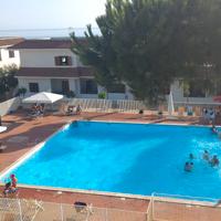 Baia Domizia, Piscina e discesa a mare