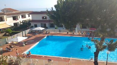 Baia Domizia, Piscina e discesa a mare