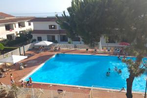 Baia Domizia, Piscina e discesa a mare