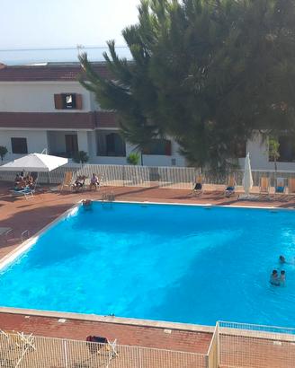 Baia Domizia, Piscina e discesa a mare
