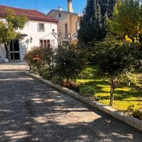 Porzione di casa di ampia metratura con giardino