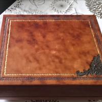 Telefono vintage Levi's in legno intagliato