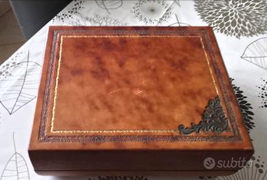 Telefono vintage Levi's in legno intagliato