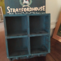 Bacheca per profumi e saponi in legno