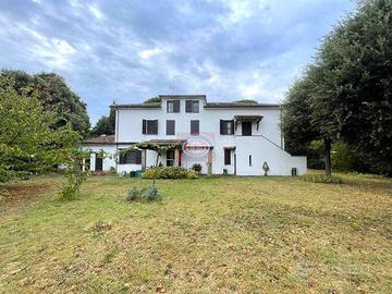 Casa indipendente di 500 m² con più di 5 locali e 