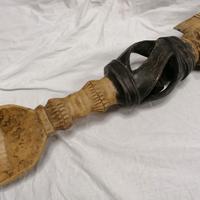 cucchiaio in legno con manico decorativo