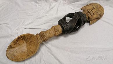 cucchiaio in legno con manico decorativo