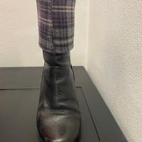 STIVALETTI PELLE NERA, RISVOLTO TARTAN VIOLA/GRIGI