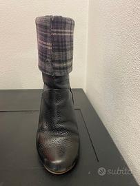 STIVALETTI PELLE NERA, RISVOLTO TARTAN VIOLA/GRIGI