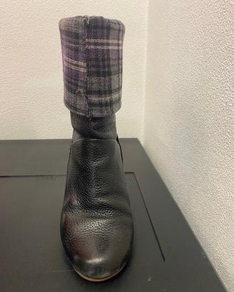 Stivaletti in  pelle nera e tessuto TARTAN