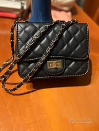 Borsetta nera in finta pelle