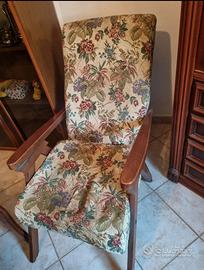 Sedia con struttura in legno 