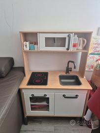 Cucina gioco Ikea legno di betulla con accessori.