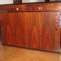 Mobile basso ad ante scorrevoli, front office,