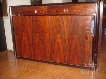 Mobile basso ad ante scorrevoli, front office,