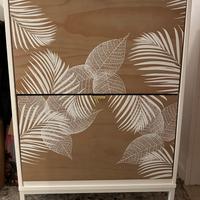 Scarpiera moderna in legno con decoro foglie