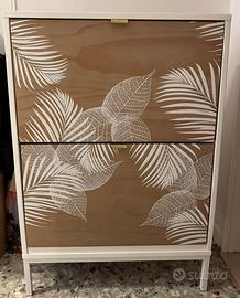 Scarpiera moderna in legno con decoro foglie