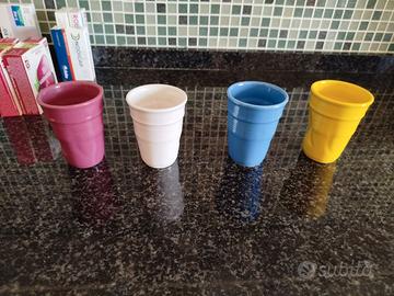 bicchieri colorati che simulano quelli di carta