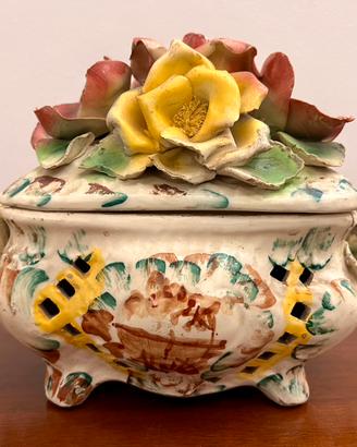 Centrotavola o scatola decorativa in ceramica