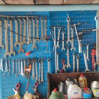 Banco da lavoro con morsa più chiavi