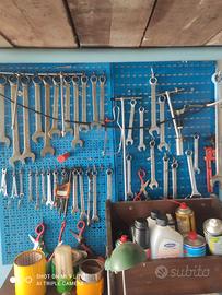 Banco da lavoro con morsa più chiavi