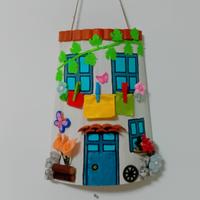 Tegola in legno decorata a mano