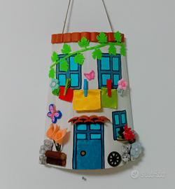 Tegola in legno decorata a mano